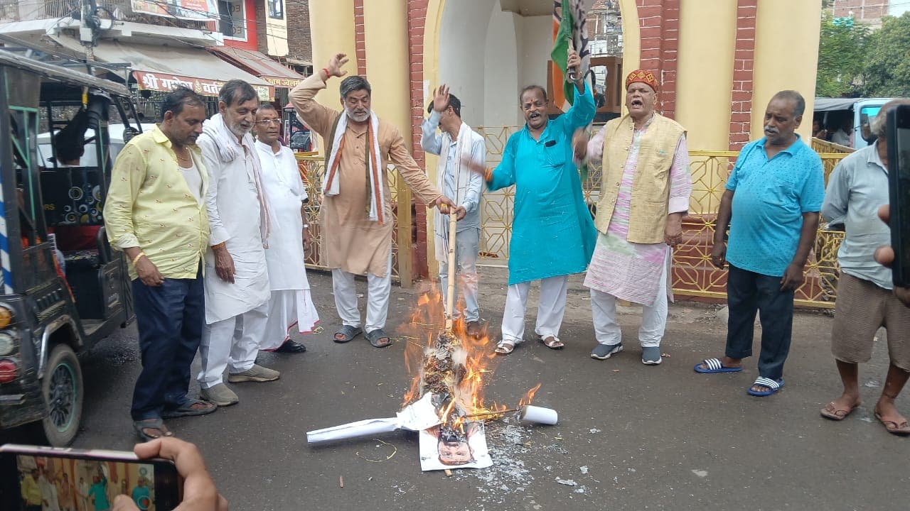 टोल टैक्स और होल्डिंग टैक्स के विरोध में कांग्रेस का प्रदर्शन, सीएम के प्रति जताया विरोध