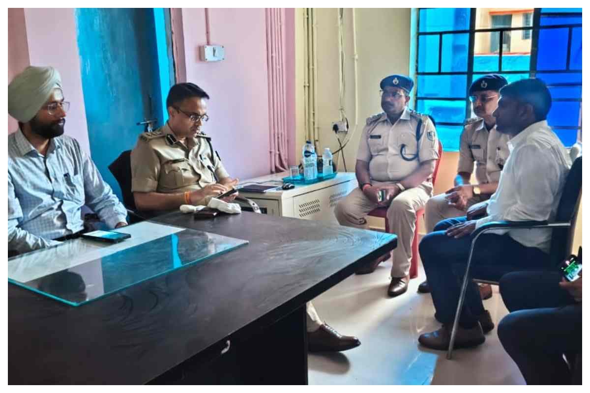 motihari-liquor-news-fake-family-up-car-60-litres-foreign-liquor-seized motihari-liquor-news-fake-family-up-car-60-litres-foreign-liquor-seized