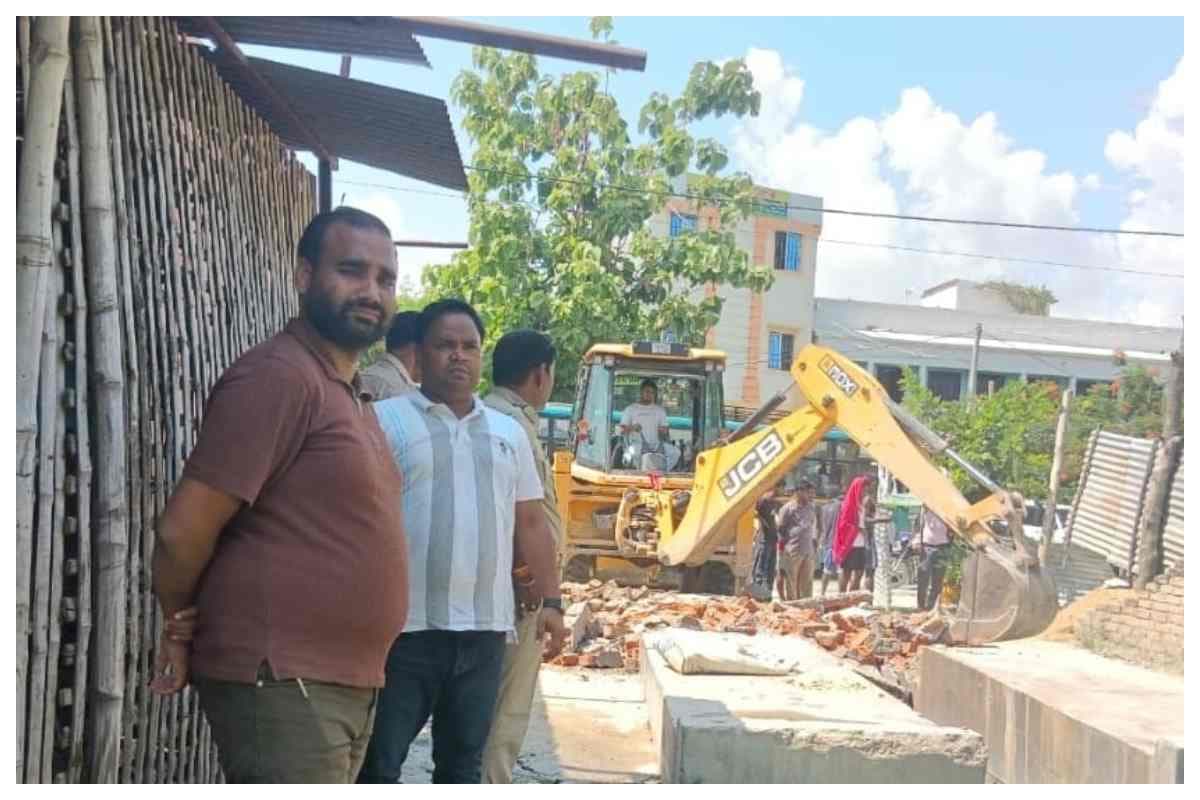 बरकुरवा में अतिक्रमण पर प्रशासन का बड़ा एक्शन, सरकारी जमीन पर चला बुलडोजर