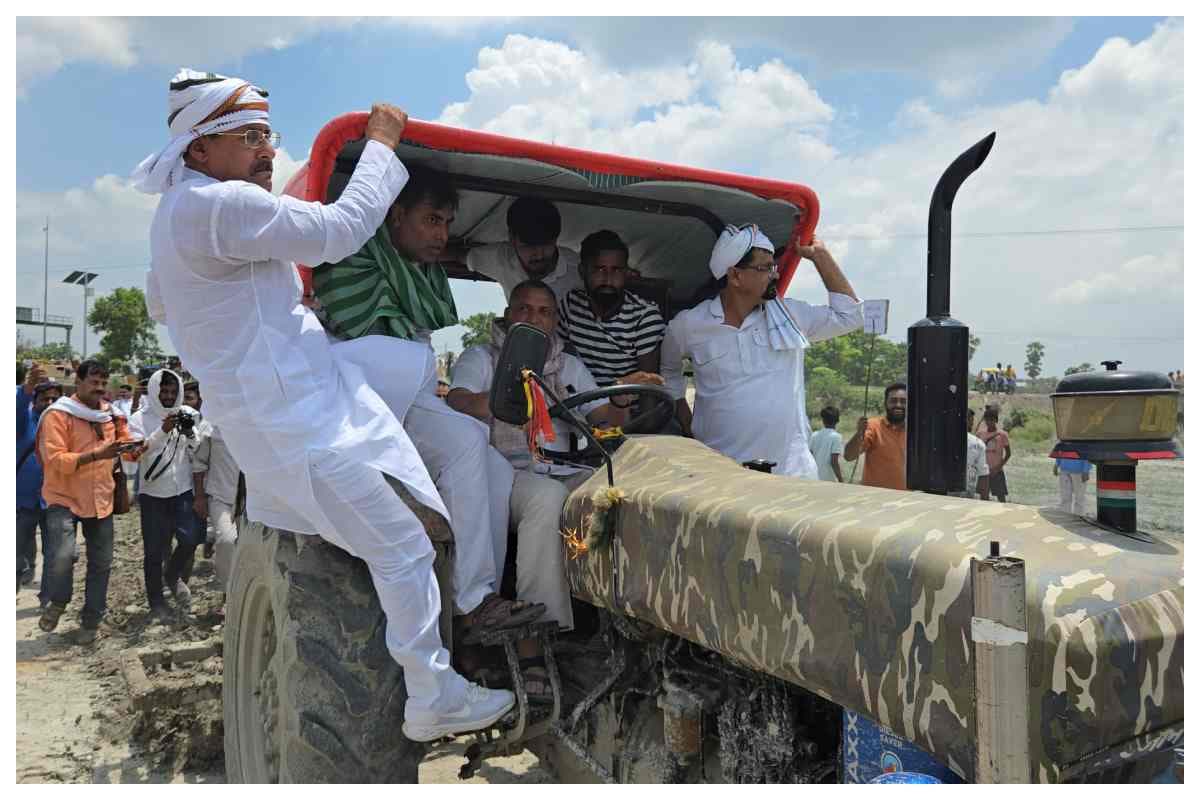 पिपराकोठी में किसान आंदोलन तेज, RJD सांसद सुधाकर सिंह खुद ट्रैक्टर लेकर खेत में उतरे