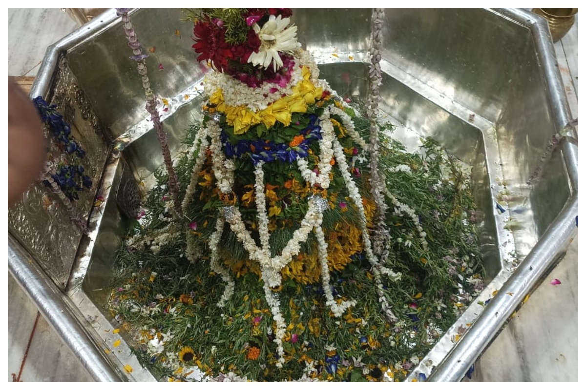 गरीबनाथ मंदिर में मंगला आरती के बाद उमड़ी श्रद्धालुओं की भीड़, भक्तों ने किया जलाभिषेक