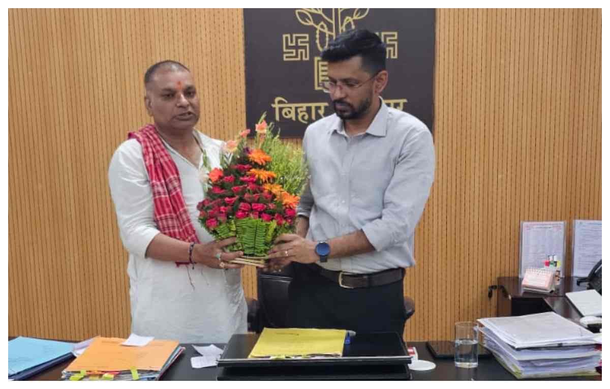 मुजफ्फरपुर: जदयू(Jdu) नेता ने डीएम से की मुलाकात, राशन कार्ड की समस्याओं पर सौंपा ज्ञापन