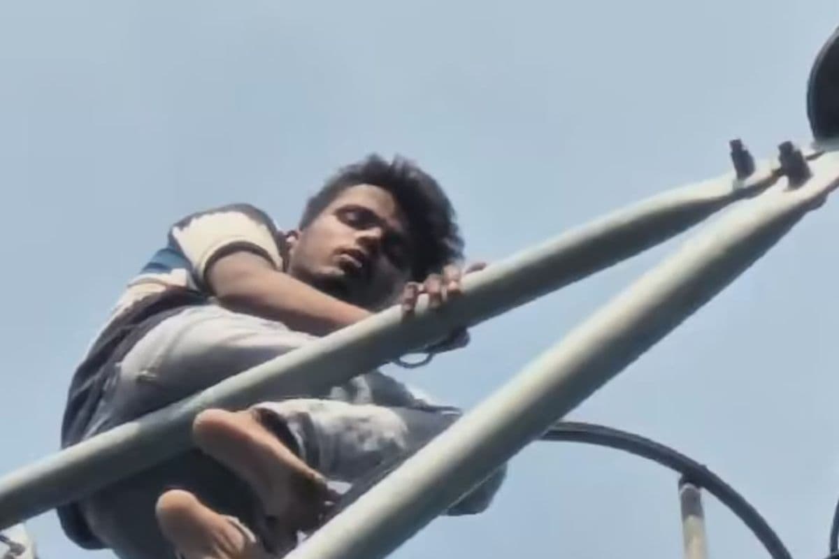 पत्नी की विदाई नहीं हुई तो मोबाइल टावर पर चढ़ा पति, सारण में घंटों चला हाई वोल्टेज ड्रामा पत्नी की विदाई नहीं हुई तो मोबाइल टावर पर चढ़ा पति, सारण में घंटों चला हाई वोल्टेज ड्रामा