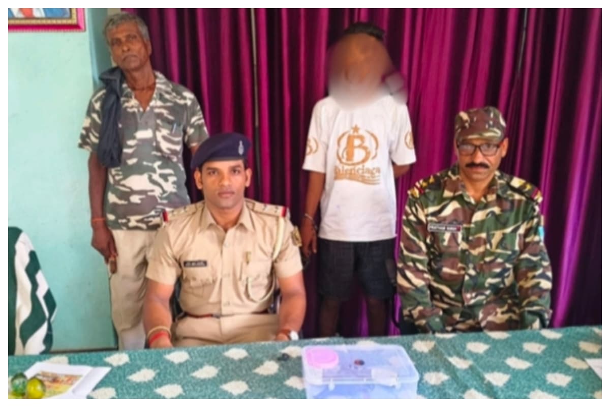 Police and SSB arrest accused with illegal revolver and live cartridges in Bairgania Sitamarhi Police and SSB arrest accused with illegal revolver and live cartridges in Bairgania Sitamarhi