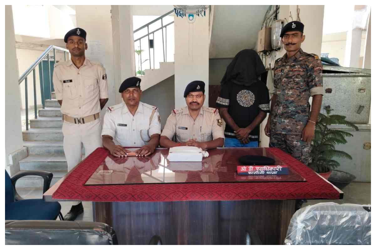 सीतामढ़ी: वाहन चेकिंग में फंस गया युवक, कमर से मिली अवैध पिस्टल, पुलिस ने दबोचा सीतामढ़ी: वाहन चेकिंग में फंस गया युवक, कमर से मिली अवैध पिस्टल, पुलिस ने दबोचा