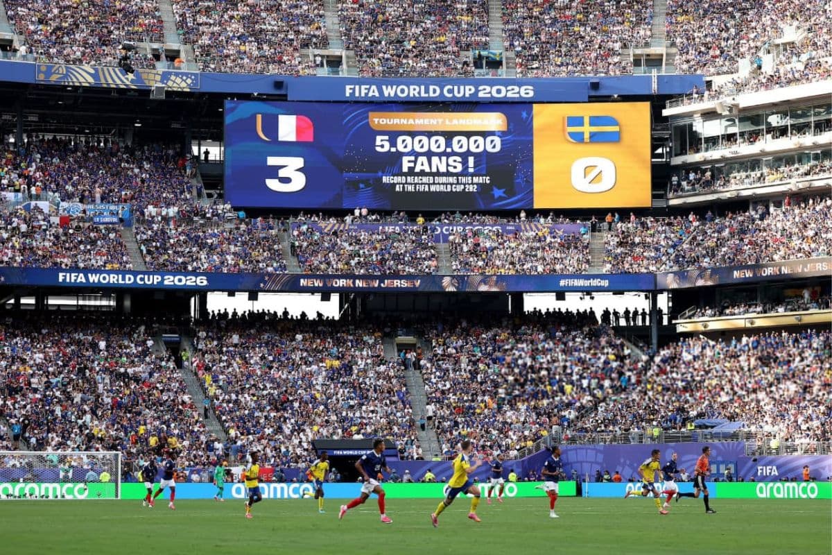 5 million spectators arrived at the stadium to watch the match. 5 million spectators arrived at the stadium to watch the match.