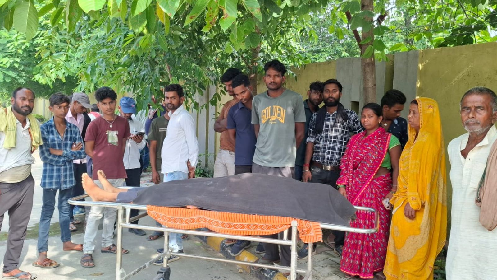 पोस्टमेंटम कराने पहुंचे परिजन