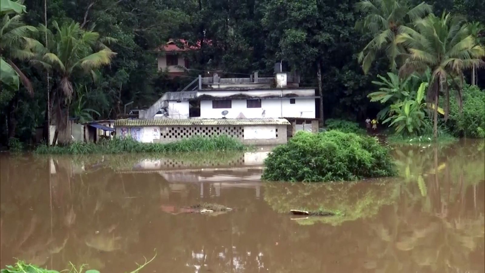 कई इलाकों में बाढ़, सड़कें और घर जलमग्न