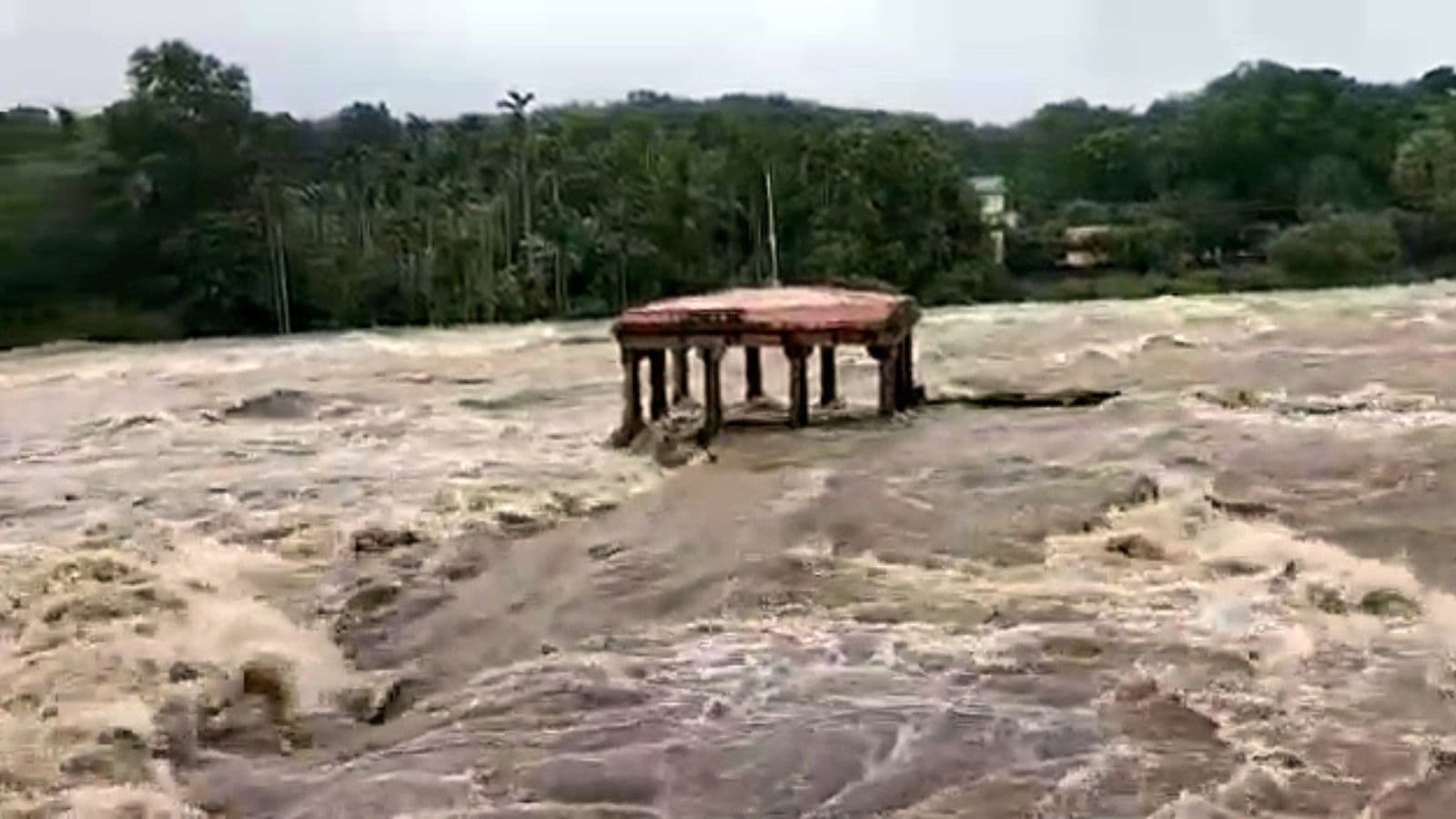 नदियां उफान पर, लोगों को सुरक्षित स्थानों पर पहुंचाया गया