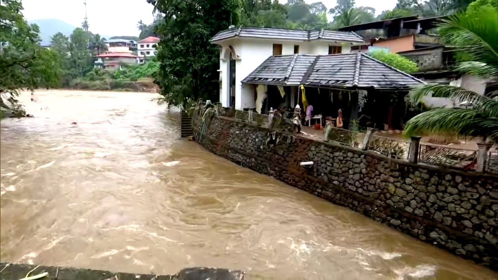 रेड अलर्ट जारी, कई जिलों में स्कूल बंद