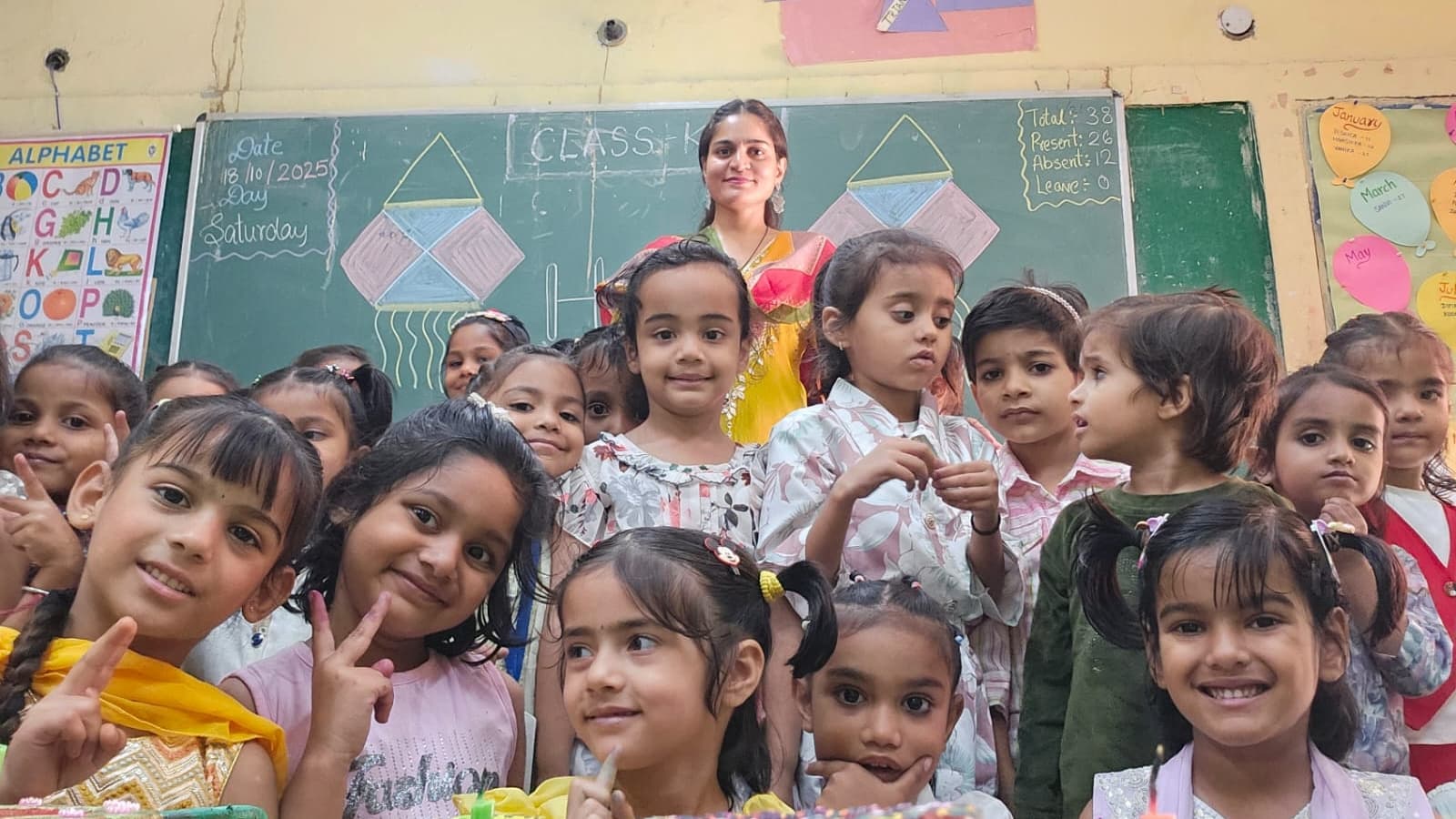 स्टूडेंट्स के साथ सुमी सियाग
