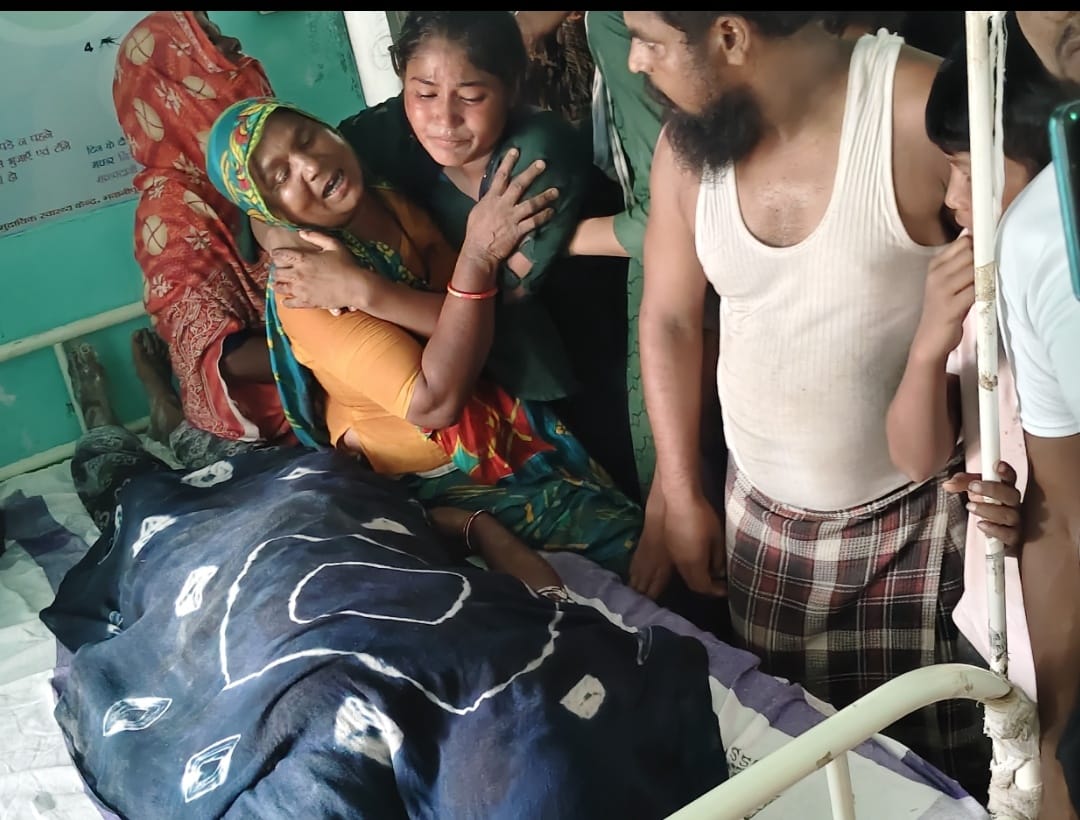 मृतक के पास विलाप करते परिजन