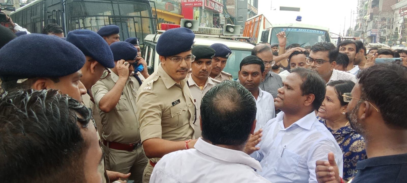 प्रदर्शनकारियों को समझाते हुए पुलिस पदाधिकारी