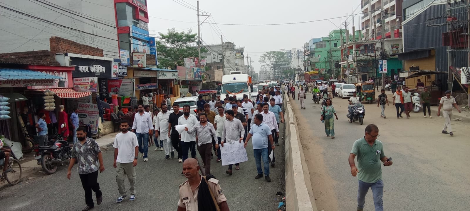 शव वाहन के साथ प्रदर्शन करते हुए नगर निकाय के कर्मचारी और अधिकारी