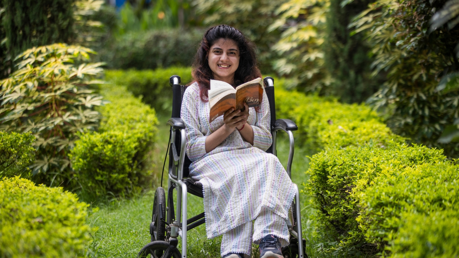 बुक पढ़ते हुए विनयाना खुराना