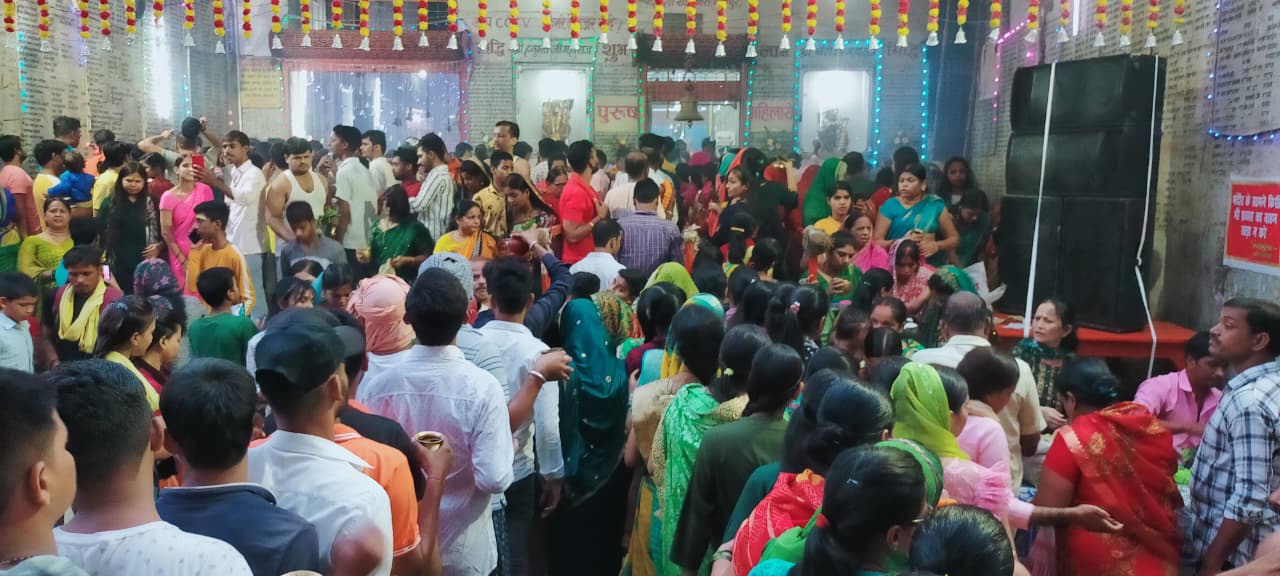 मंदिर में श्रद्धालुओं की भीड़