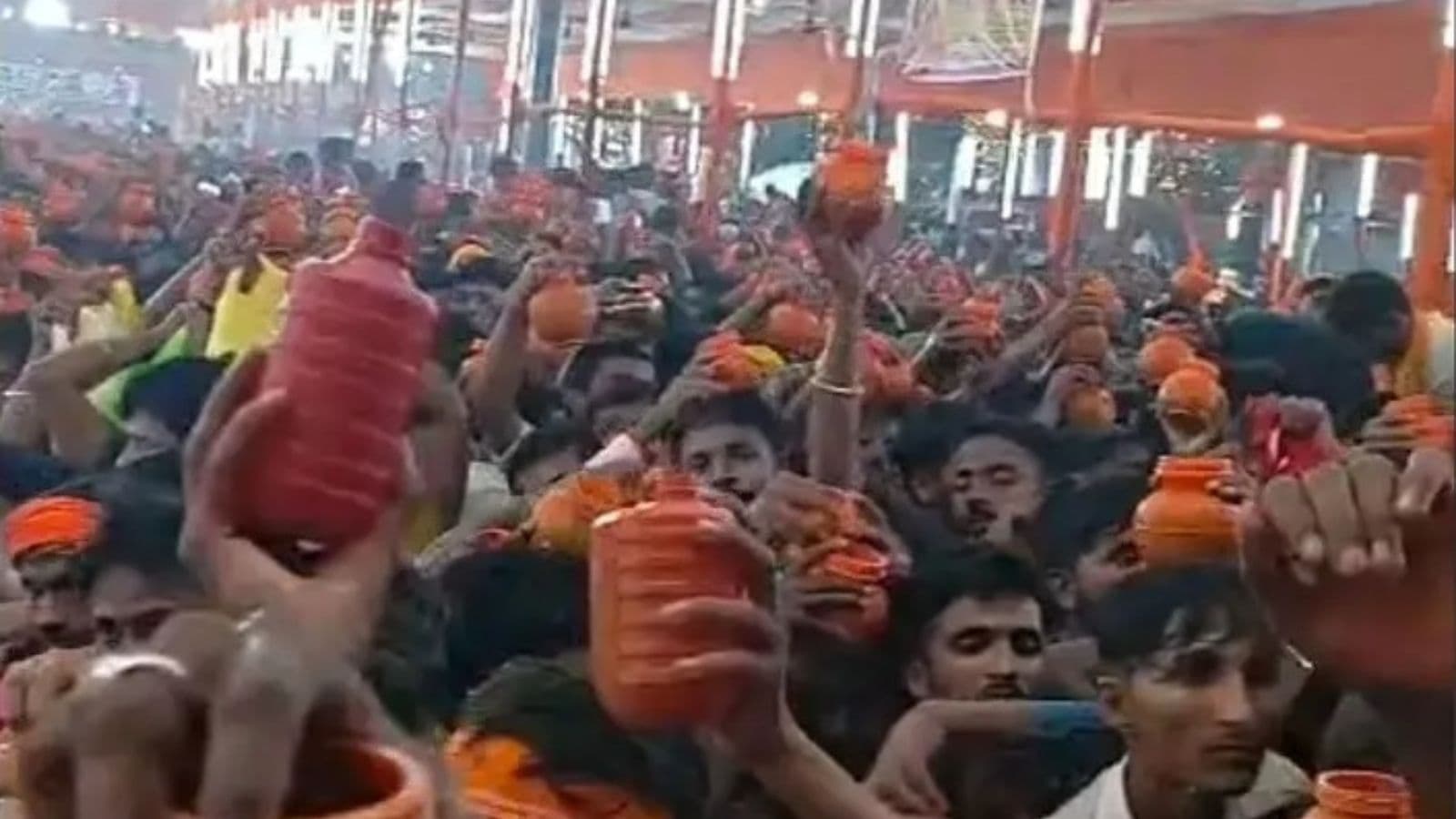 जलाभिषेक करने के लिए पट खुलने का इतंजार करते श्रद्धालु.