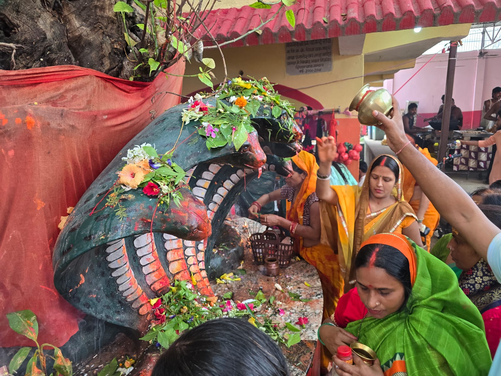 हाजीपुर के नगर महादेव पूजा अर्चना करते श्रद्धालु