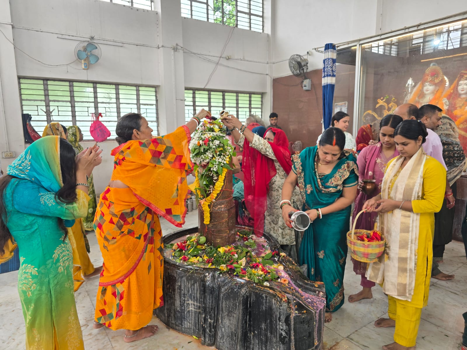 सावन की पहली सोमवारी के अवसर पर हाजीपुर के प्रसिद्ध विशालनाथ मंदिर में सुबह से ही श्रद्धालुओं का तांता लगा है. भक्त भगवान शिव का जलाभिषेक कर सुख, समृद्धि और परिवार की खुशहाली की कामना कर रहे हैं. मंदिर परिसर हर-हर महादेव और बोल बम के जयघोष से माहौल भक्तिमय बना हुआ है. जलाभिषेक के लिए श्रद्धालु लंबी कतारों में अपनी बारी का इंतजार करते नजर आए.