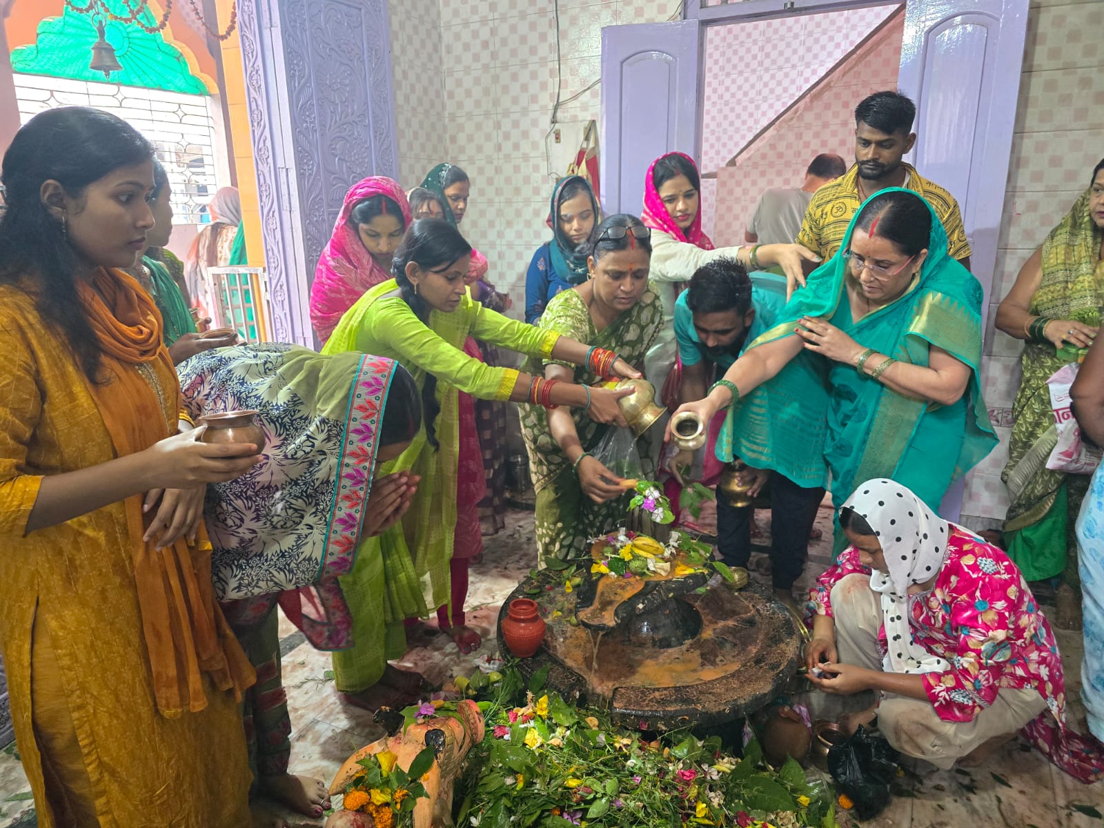 सावन की पहली सोमवारी पर हाजीपुर के नागेश्वर मंदिर में भगवान शिव के जलाभिषेक के लिए श्रद्धालुओं की भारी भीड़ उमड़ी है. सुबह से ही भक्त जल, बेलपत्र, धतूरा और पुष्प अर्पित कर भोलेनाथ की पूजा-अर्चना कर रहे हैं. मंदिर परिसर हर-हर महादेव और बोल बम के जयघोष से गूंजता रहा. श्रद्धालुओं ने भगवान शिव से सुख, शांति और समृद्धि की कामना की.