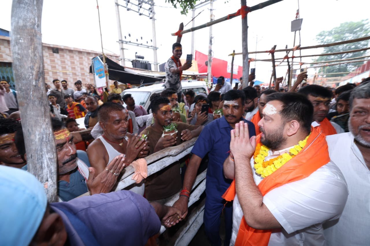 सावन की पहली सोमवारी के पावन अवसर पर नेता प्रतिपक्ष तेजस्वी यादव सोनपुर के विश्व प्रसिद्ध बाबा हरिहरनाथ मंदिर पहुंचे. जहां उन्होंने पूजा-अर्चना एवं जलाभिषेक कर बाबा हरिहरनाथ जी से राज्य में सुख-शांति, समृद्धि-सौहार्द, प्रगति और सभी के मंगलमय जीवन की कामना की. साथ ही मंदिर परिसर में मौजूद श्रद्धालुओं और स्थानीय लोगों से मुलाकात कर उनका हालचाल भी जाना.