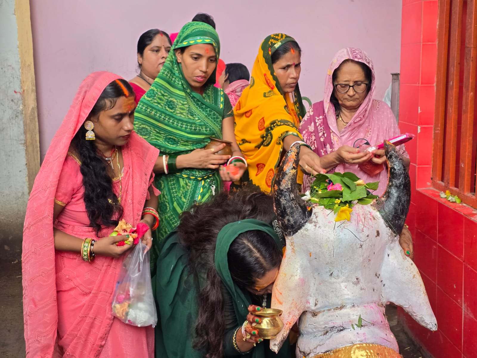 सावन की पहली सोमवारी के अवसर पर हाजीपुर के शिवालयों में महिलाओं ने भगवान शिव के प्रिय वाहन नंदी महाराज की श्रद्धा और विधि-विधान से पूजा-अर्चना की. महिलाओं ने नंदी को फूल, अक्षत और जल अर्पित कर परिवार की सुख-समृद्धि, वैवाहिक जीवन की मंगलकामना और मनोकामनाओं की पूर्ति की प्रार्थना की.
