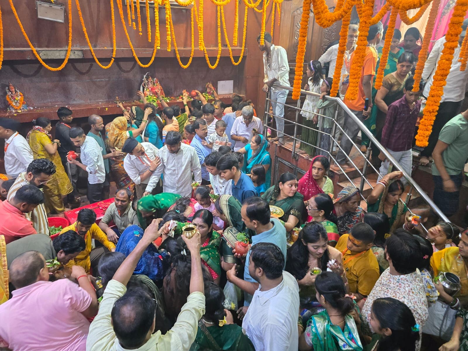 सावन की पहली सोमवारी पर हाजीपुर के बाबा पातालेश्वर नाथ मंदिर में भगवान शिव के दर्शन और जलाभिषेक के लिए श्रद्धालुओं की भारी भीड़ उमड़ी. सुबह से ही भक्त जल, दूध, बेलपत्र और पुष्प अर्पित कर भोलेनाथ की पूजा-अर्चना करते रहे. मंदिर परिसर हर-हर महादेव और बोल बम के जयघोष से भक्तिमय बना रहा.