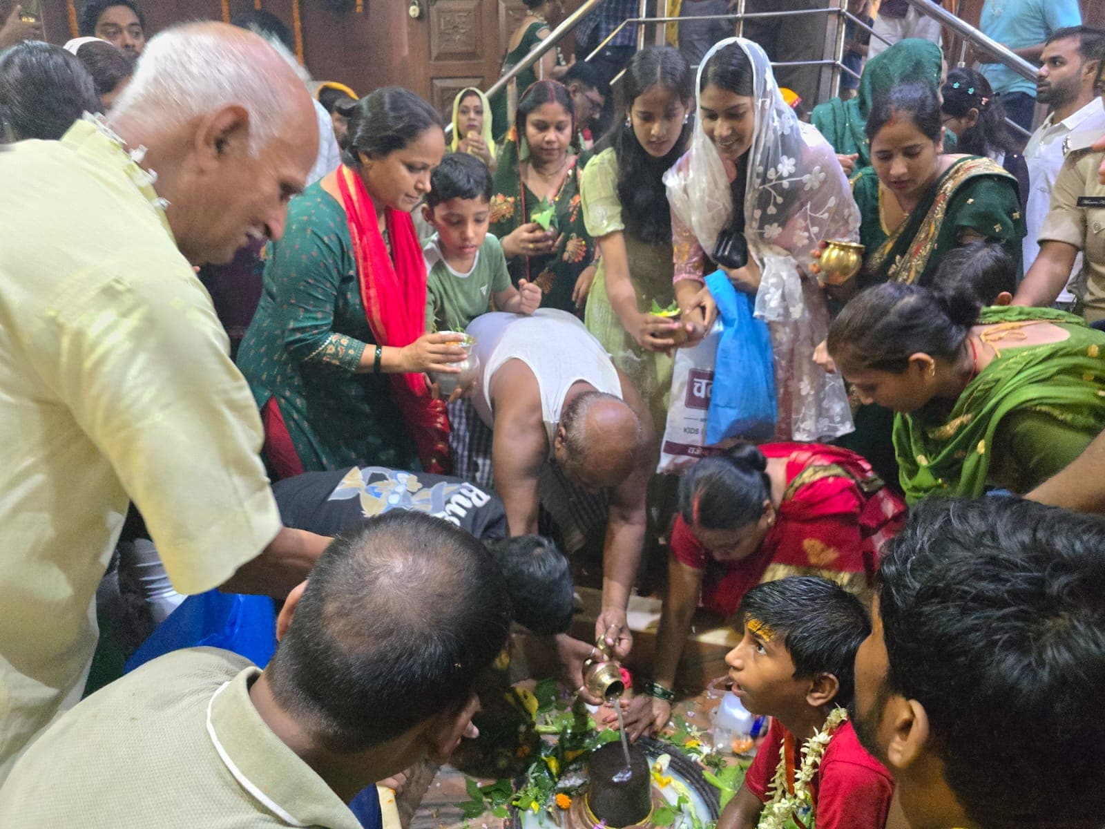 सावन की पहली सोमवारी के अवसर पर हाजीपुर के बाबा पातालेश्वर नाथ मंदिर में भगवान शिव के जलाभिषेक के लिए श्रद्धालुओं की भारी भीड़ उमड़ी. श्रद्धालुओं ने जल, दूध, बेलपत्र, धतूरा और पुष्प अर्पित कर विधि-विधान से भोलेनाथ का अभिषेक किया तथा सुख, शांति, समृद्धि और परिवार की खुशहाली की कामना की. मंदिर परिसर हर-हर महादेव और बोल बम के जयघोष से भक्तिमय बना रहा.