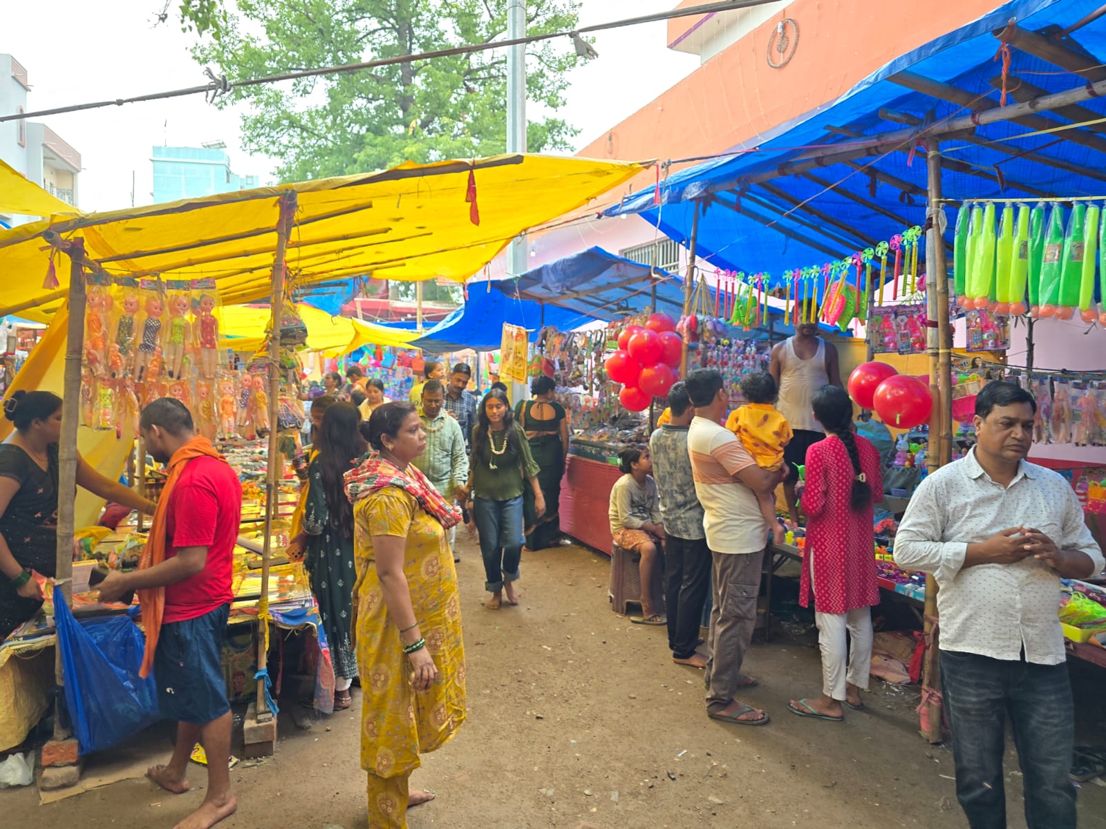सावन की पहली सोमवारी के अवसर पर हाजीपुर के प्रमुख शिवालयों के आसपास आस्था के साथ मेले का भी उल्लास देखने को मिला. मंदिरों के बाहर पूजा सामग्री, बेलपत्र, फूल-माला, प्रसाद, खिलौने और खान-पान की दुकानों पर श्रद्धालुओं की अच्छी-खासी भीड़ रही. बच्चों से लेकर बुजुर्गों तक ने मेले का आनंद लिया. पूरे क्षेत्र में भक्ति, उत्साह और रौनक का माहौल बना रहा
