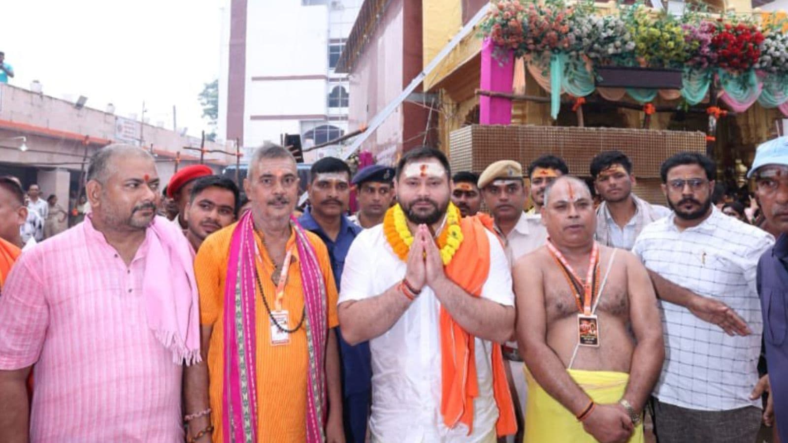 सावन की पहली सोमवारी के अवसर पर राष्ट्रीय जनता दल के नेता तेजस्वी यादव ने सोनपुर स्थित विश्व प्रसिद्ध बाबा हरिहरनाथ मंदिर पहुंचकर भगवान शिव का दर्शन-पूजन किया. इस दौरान उन्होंने मंदिर के पुजारियों से आशीर्वाद लिया और पूजा-अर्चना में भाग लिया. मंदिर परिसर में उनके आगमन के दौरान श्रद्धालुओं और समर्थकों की भीड़ जुटी रही तथा सुरक्षा के भी पुख्ता इंतजाम किए गए.