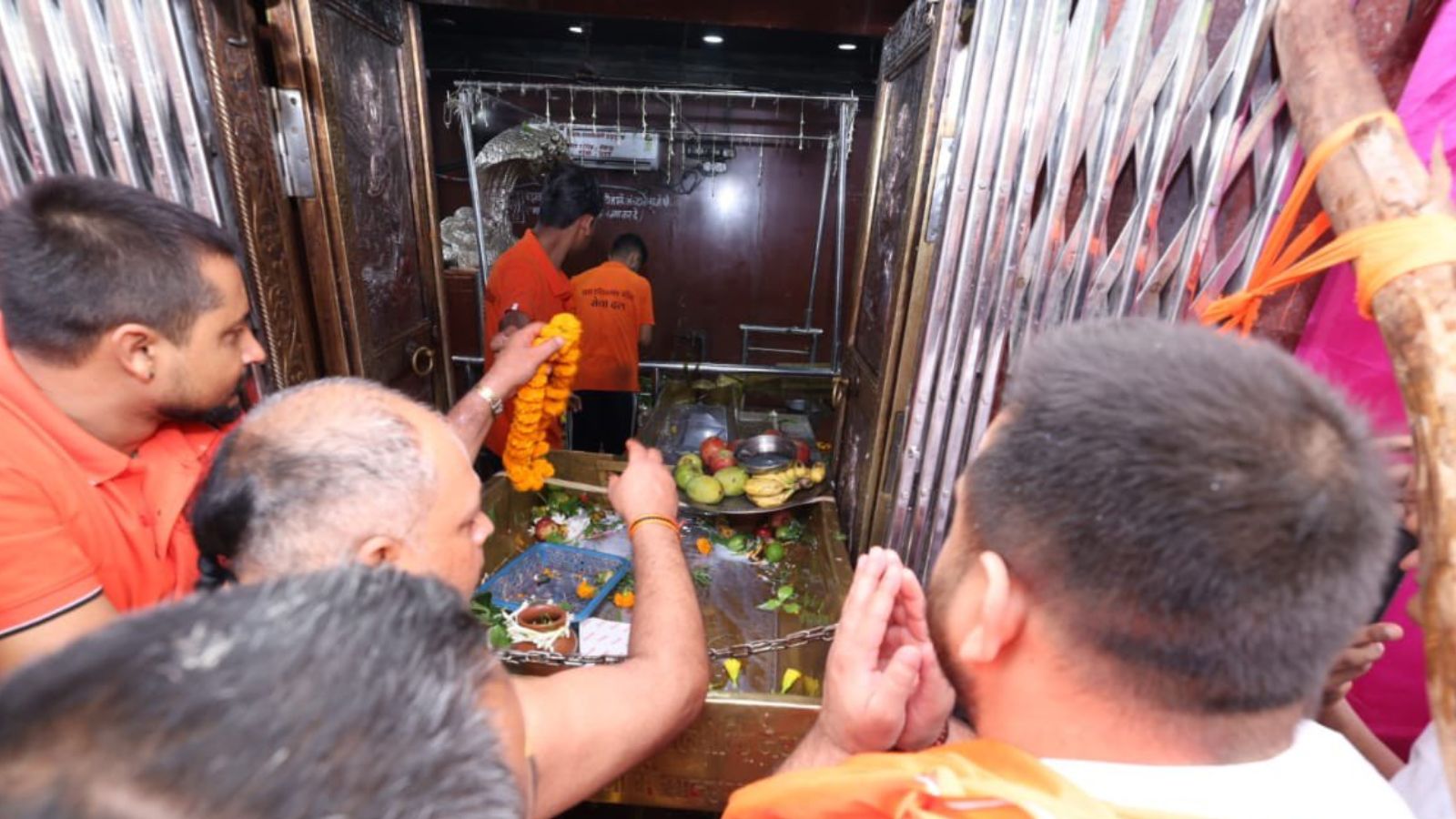 सावन की पहली सोमवारी को तेजस्वी यादव विश्व प्रसिद्ध बाबा हरिहरनाथ मंदिर में भगवान शिव के दर्शन-पूजन किए. इस दौरान उन्होंने विधि-विधान से पूजा-अर्चना कर भोलेनाथ का आशीर्वाद लिया.
