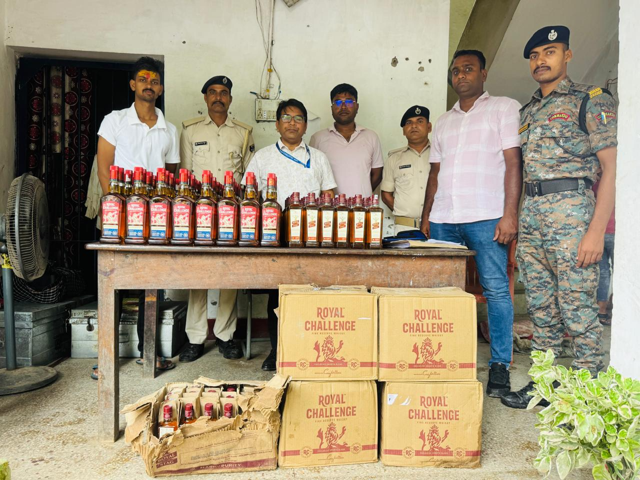 जब्त शराब के साथ पुलिस टीम. फोटो - प्रभात खबर