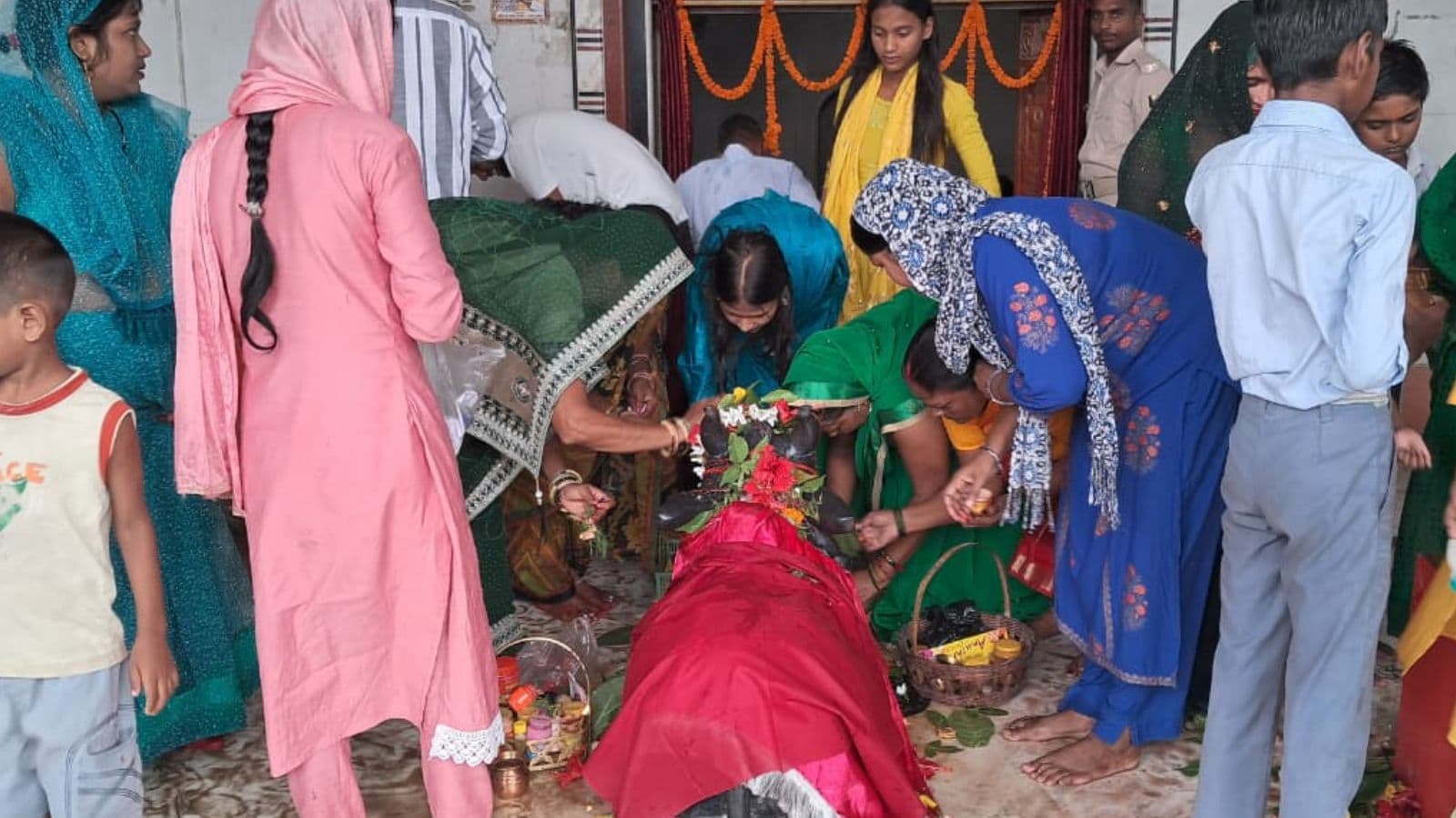 मंदिर में पूजा करती महिलाएं