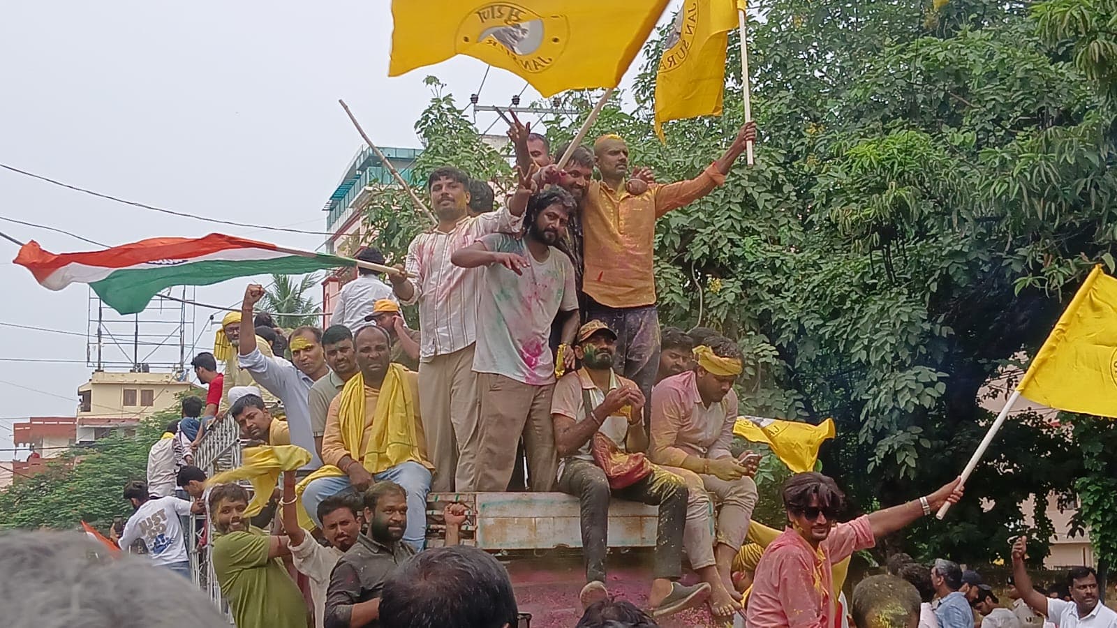 जीत के बाद समर्थकों का जोश हाई
