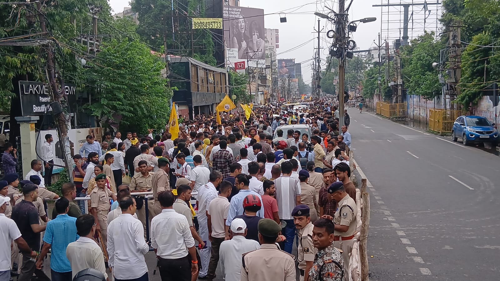 सड़कों पर उमड़ी समर्थकों की भीड़