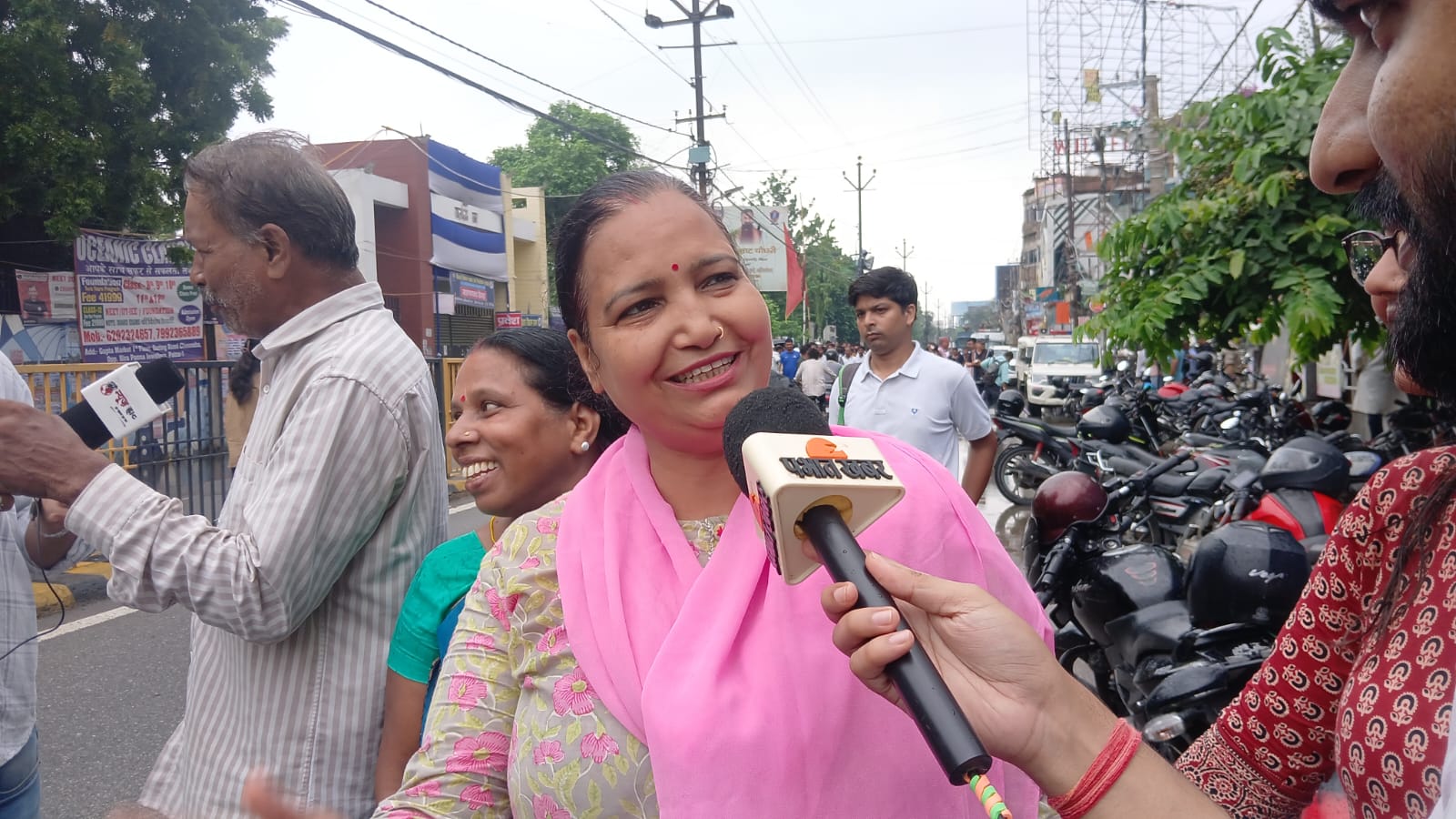 महिला मतदाता ने जताई अपनी खुशी