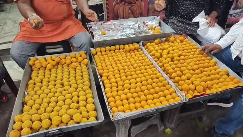 मिठाइयों से मीठी हुई जीत