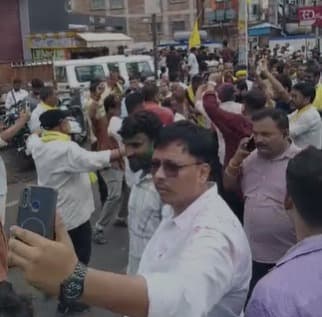 सड़कों पर दिखा जश्न का माहौल