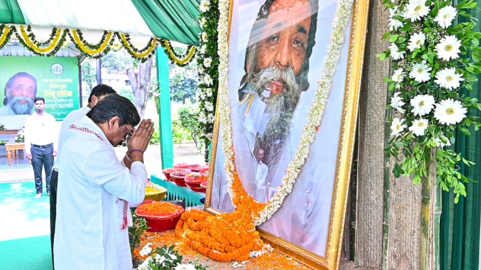 हेमंत सोरेन ने गुरुजी को दी श्रद्धांजलि