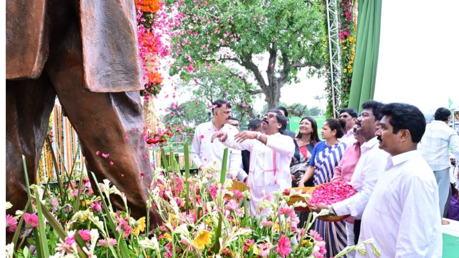 पहली पुण्यतिथि पर नेमरा में उमड़ा श्रद्धालुओं का जनसैलाब