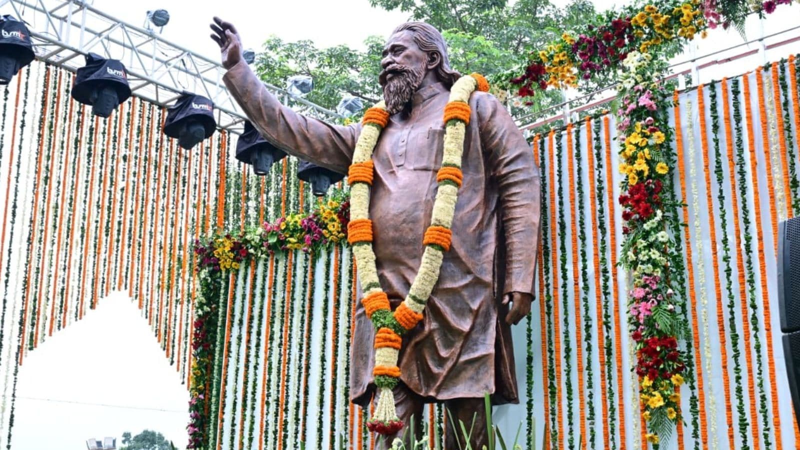 15 फीट 8 इंच ऊंची है गुरुजी की प्रतिमा