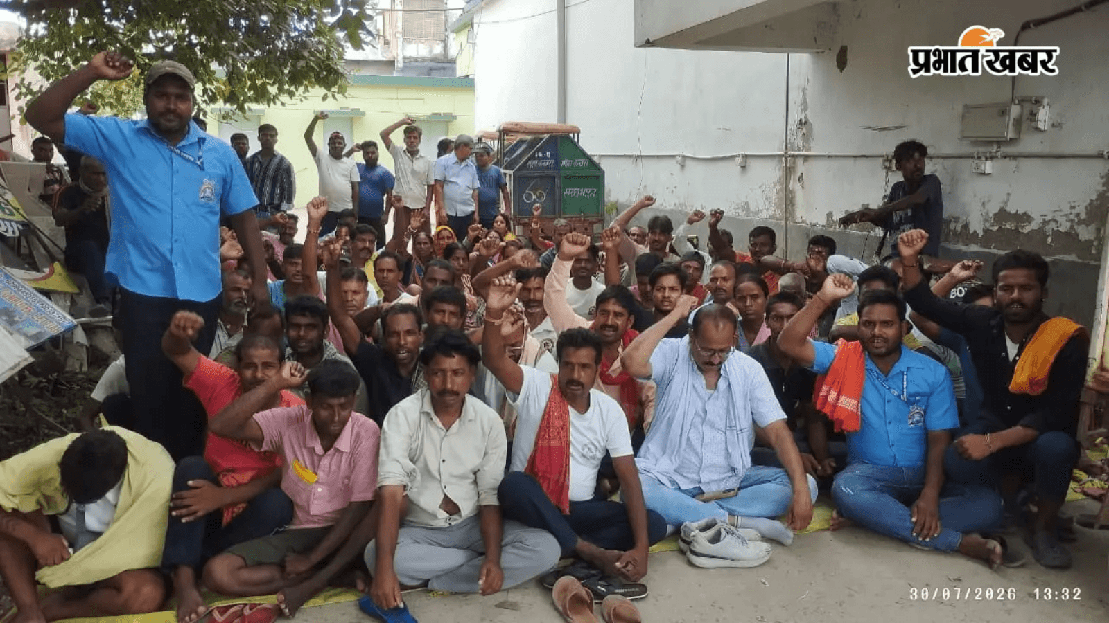 बेतिया नगर निगम मुख्य द्वार का घेराव कर हड़ताल पर बैठे सफाई कर्मी