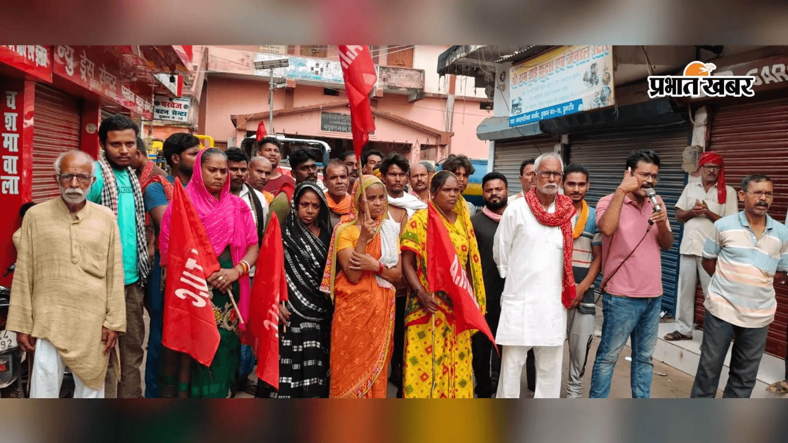 बक्सर के डुमरांव में आंदोलन करते सफाई कर्मी