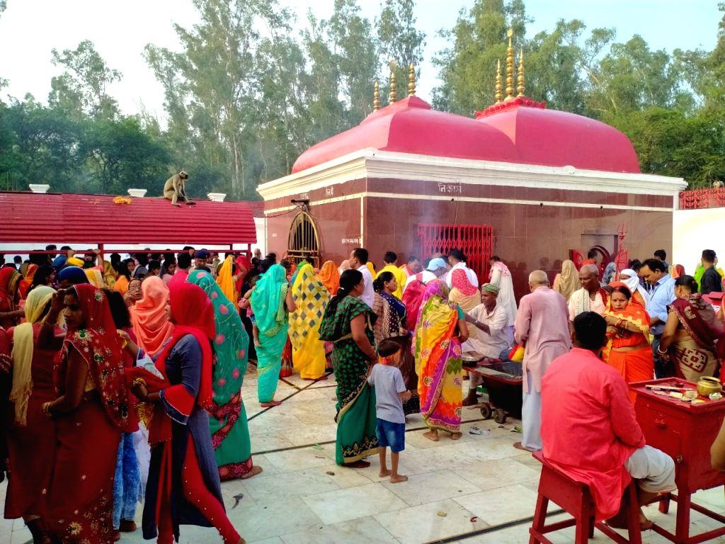 थावे दुर्गा मंदिर के गर्भगृह के बाहर दर्शन के लिए उमड़े श्रद्धालु