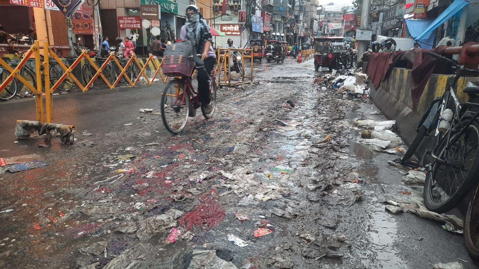 मोतीझील पुल पर कचरे का ढेर, राहगीर और स्थानीय लोग परेशान
