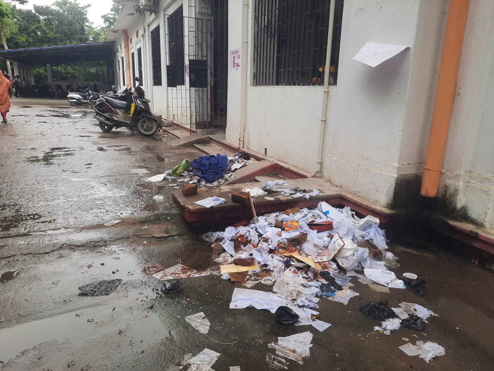 समाहरणालय परिसर: प्रशासनिक कार्यालय के बाहर गंदगी