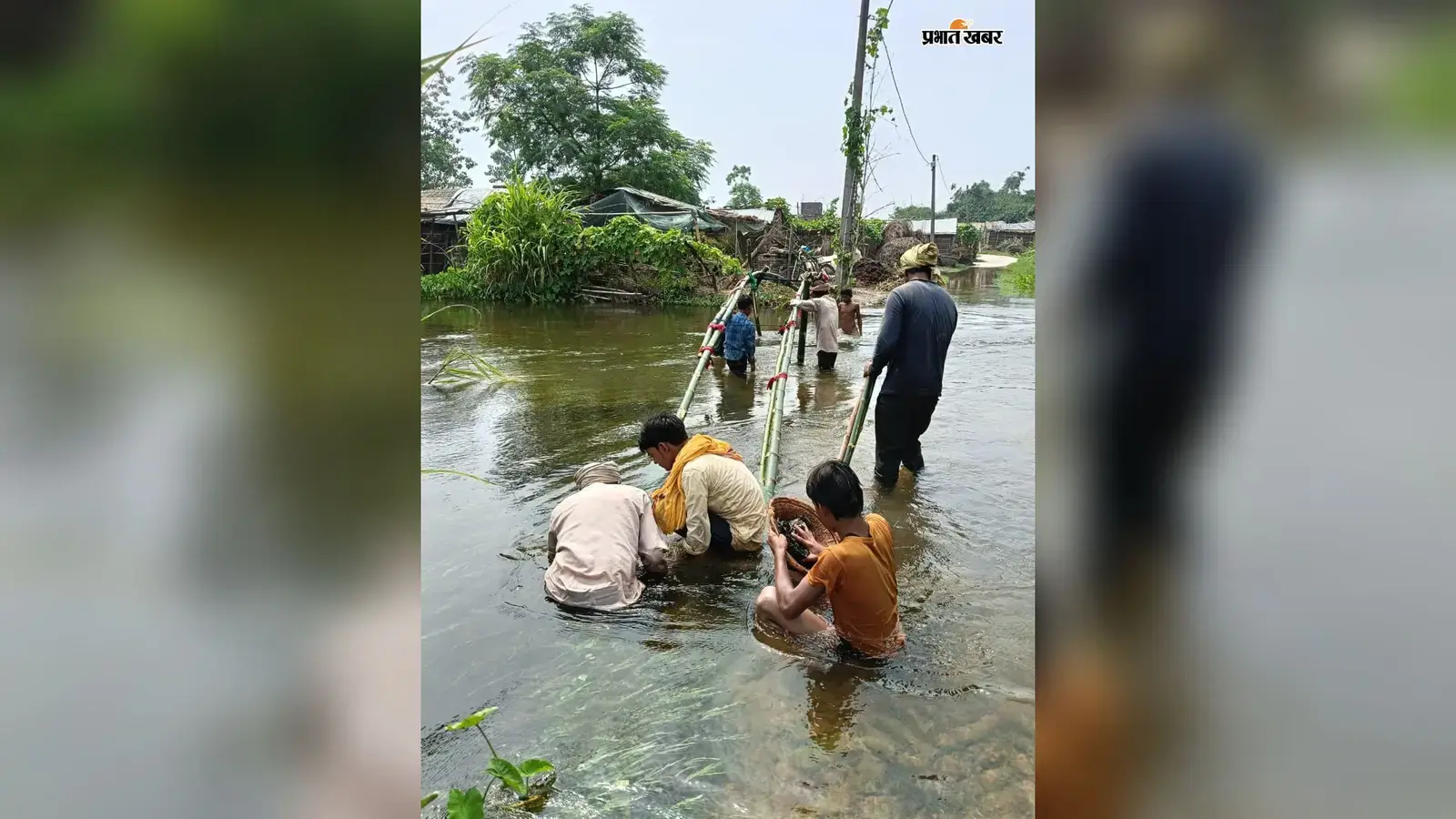 योगापट्टी में बाढ़ से सड़क डूबी, ग्रामीणों ने चंदा और श्रमदान से बनाया चचरी पुल