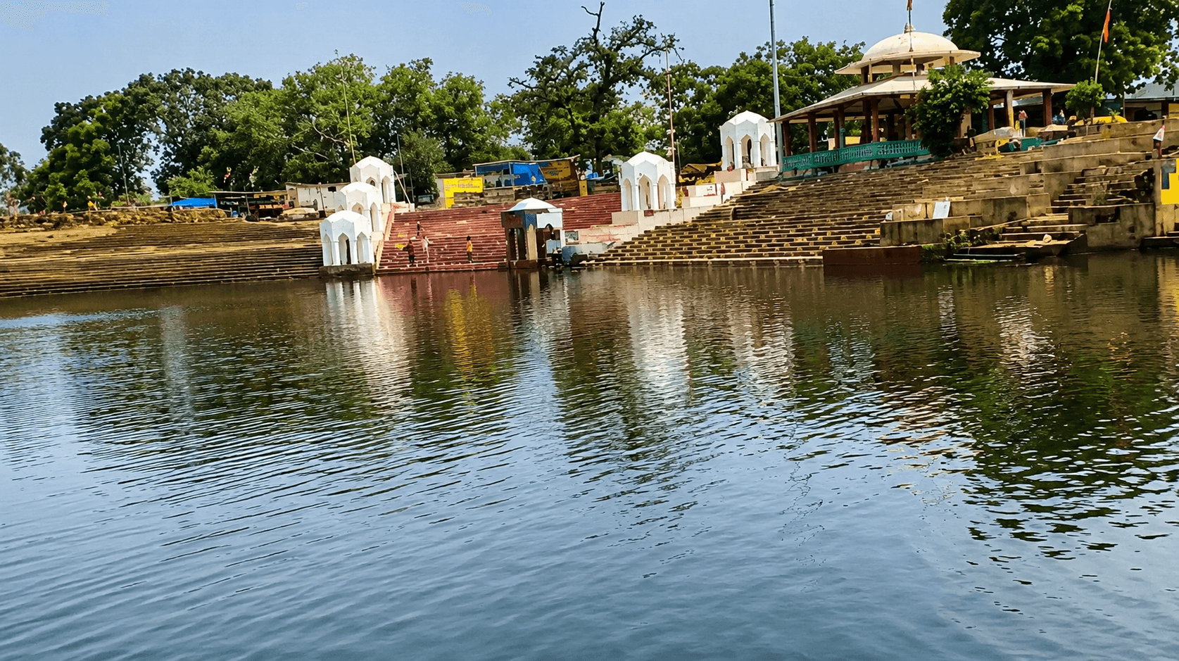 महेंद्रनाथ मंदिर के ठीक सामने 52 बीघे के विशाल क्षेत्र में फैला पवित्र कमलदाह सरोवर श्रद्धालुओं की अगाध आस्था का केंद्र है, जिसके बारे में पौराणिक मान्यता है कि इसके जल में स्नान करने से कुष्ठ रोग और सभी प्रकार के चर्म रोगों से हमेशा के लिए मुक्ति मिल जाती है. लोक कथाओं के अनुसार, नेपाल के राजा महेंद्रवीर विक्रम सहदेव जब इस क्षेत्र से गुजर रहे थे, तब इसी सरोवर के पानी के स्पर्श से उनका असाध्य कुष्ठ रोग पूरी तरह ठीक हो गया था, जिसके बाद उन्होंने कृतज्ञता स्वरूप इस भव्य शिव मंदिर का निर्माण करवाय. आज भी यहाँ आने वाले भक्त बाबा महेंद्रनाथ का जलाभिषेक करने से पहले इस पावन सरोवर में डुबकी लगाना बेहद शुभ और फलदायी मानते हैं.