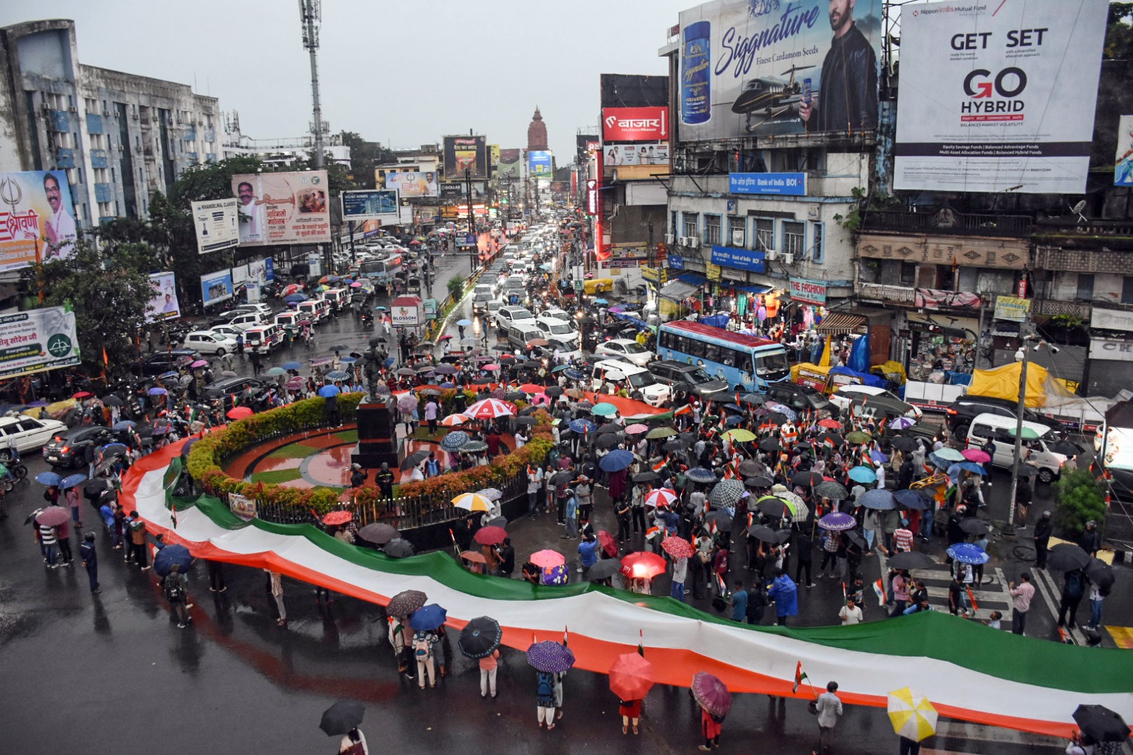 छात्रों ने निकाला 500 मीटर लंबे तिरंगे के साथ मार्च