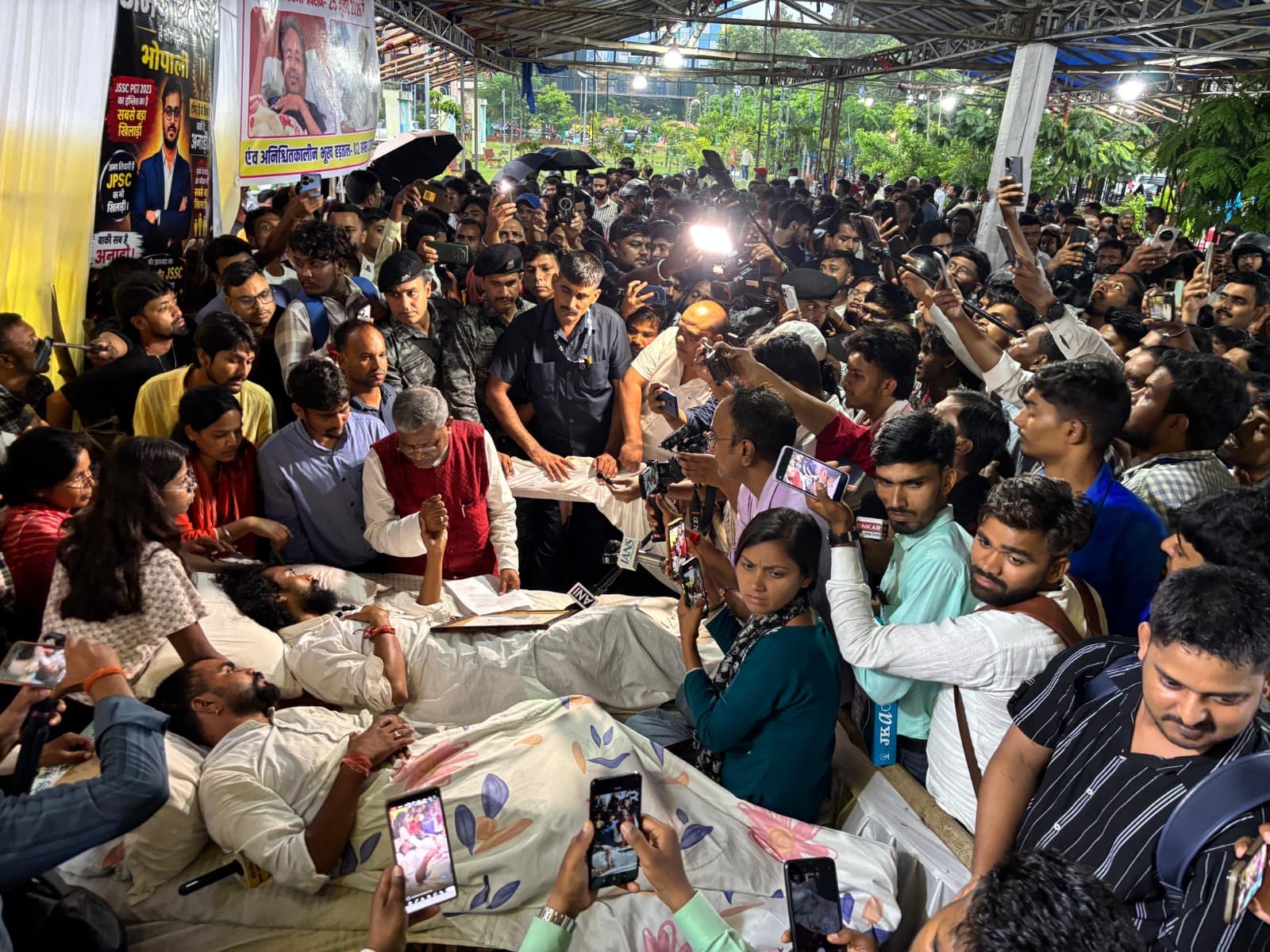 आंदोलनरत छात्रों के बीजेपी ने किया समर्थन, मिलने पहुंचे नेता प्रतिपक्ष